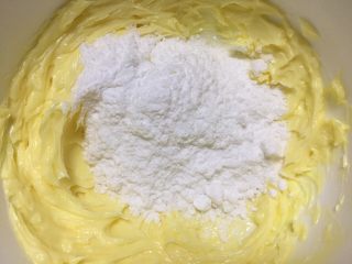 8、凤梨酥,加入糖粉，用打蛋头混匀，以防糖粉飞溅