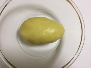 11、凤梨酥,加入混合过筛后的粉类，用刮刀拌匀，使粉类和黄油完全融合就好，不可过度搅拌，否则会导致混合失败。饼皮操作时一点也不粘手的，由于每家面粉吸水量不同，如果粘手建议把面团放入冰箱冷藏2小时再操作