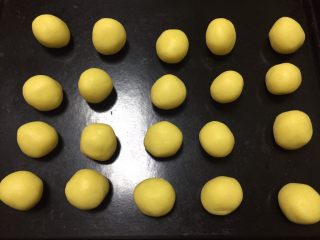 12、凤梨酥,饼皮分成15g滚圆，我的模具大小是48mm*36mm*16mm，我这里的皮馅比列是1:1，共30g，也就是皮和馅都是15g（你也可以取14g的皮16g的馅，反正随你哈）