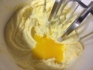 10、凤梨酥,分两次加入蛋黄液，搅打均匀后再加入下一次的蛋黄液