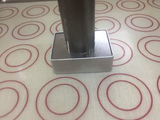 18、凤梨酥,用模具压板垂直压下去，将凤梨酥表面压平整，这样做出来最漂亮。你也可以用手按压