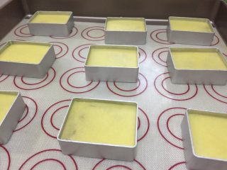 19、凤梨酥,全部做好连同模具送入烤箱，150度，中层上下火，25分钟，烤到表面略黄即可。我习惯下面垫上硅胶垫，可以避免底部上色过深，还可以防粘。如果不垫硅胶垫你可以翻看底部或者中途快速翻面，谨防底部上色过渡