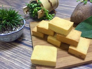 21、凤梨酥,我们的小金砖就做好啦，密封保存，第二天皮馅融合食用口味更佳。常温3到5天、尽快食用完毕。