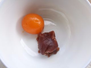 6、广式蛋黄月饼,咸蛋黄与馅料合计称取35g。