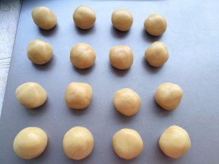 9、广式蛋黄月饼,把醒发好的饼皮面团分成每个15g的小剂子。