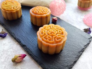 19、广式蛋黄月饼,成品。