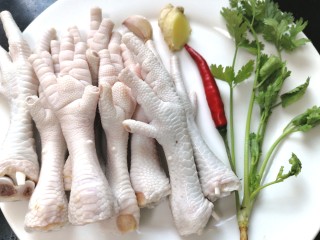 1、无骨鸡爪,准备好所需材料