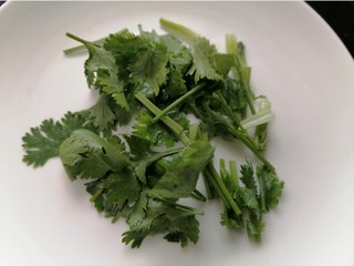 2、无骨鸡爪,将香菜洗干净切成段状