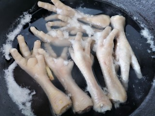 4、无骨鸡爪,煮至沸腾出沫