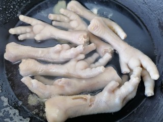 6、无骨鸡爪,稍微再煮一会即可关火