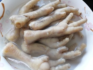 7、无骨鸡爪,将鸡爪放入凉白开中浸泡一会这样口感会更好
