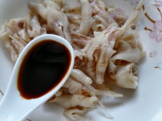 11、无骨鸡爪,加入一勺生抽