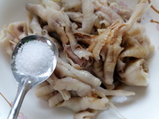 14、无骨鸡爪,放入一勺白糖