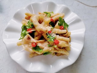 16、无骨鸡爪,装盘放上白芝麻和小米辣点缀