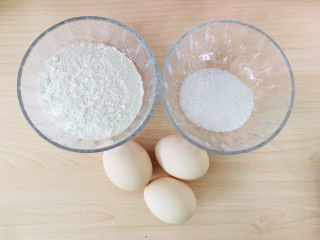 1、蛋黄小饼干,准备好食材。