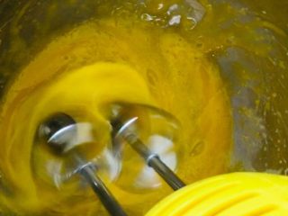 4、蛋黄小饼干,高速打发。