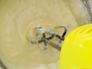 5、蛋黄小饼干,转低速打发。