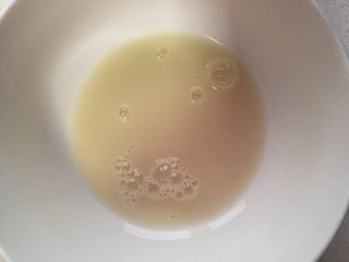 1、火腿鸡肉披萨,酵母用温水化开