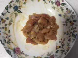 3、火腿鸡肉披萨,鸡腿肉加少许鸡精、蚝油、糖、黑胡椒腌制5分钟,入锅炒熟