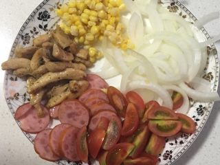 4、火腿鸡肉披萨,元葱切丝、圣女果切小块,火腿切片,材料备齐待用