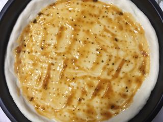 6、火腿鸡肉披萨,抹上披萨酱