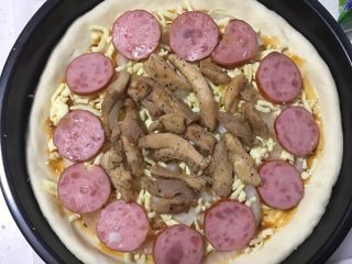 7、火腿鸡肉披萨,铺满奶酪,依次铺上材料