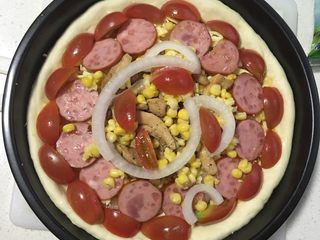 8、火腿鸡肉披萨,继续铺上材料