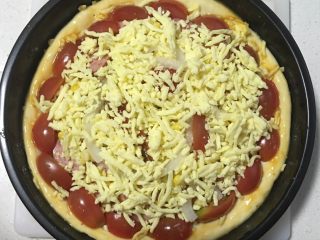 9、火腿鸡肉披萨,再铺一层奶酪,边上刷上蛋液