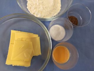 1、咖啡贝壳曲奇,准备好材料