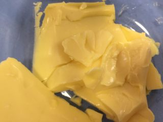 3、咖啡贝壳曲奇,黄油软化至轻按有坑