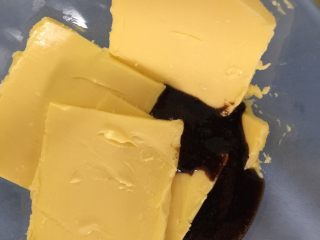 4、咖啡贝壳曲奇,倒入咖啡蛋液，分三次加入