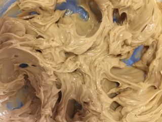 5、咖啡贝壳曲奇,用电动打蛋器，把咖啡蛋液融合进黄油里。每一次加入要完全融合再加第二次，依次加入咖啡蛋液