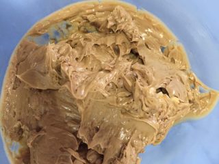 6、咖啡贝壳曲奇,把碗边缘的咖啡黄油糊刮到碗中心