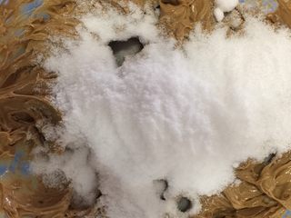 7、咖啡贝壳曲奇,放入砂糖，打蛋器低档，把砂糖混进去