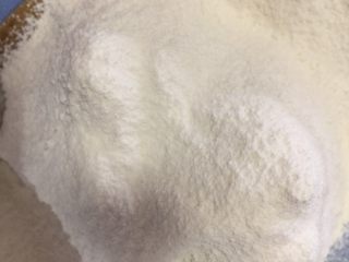 9、咖啡贝壳曲奇,筛入低筋粉