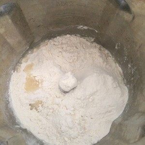 1、披萨披萨【GOURMETmaxx西式厨师机版】,1. 安装搅拌刀，把材料全部倒入杯内，设置时间3分钟，速度1档