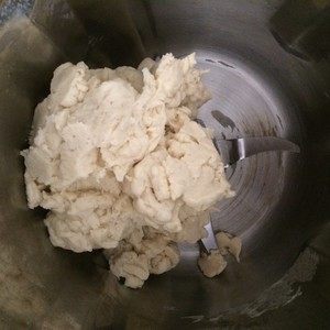 2、披萨披萨【GOURMETmaxx西式厨师机版】,2. 揉好就是这样子的，拿出来来滚圆，盖保鲜膜发酵至两倍大