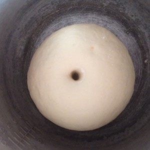 3、披萨披萨【GOURMETmaxx西式厨师机版】,3. 沾粉戳洞不回缩，排气揉两下擀薄成烤盘大小的面皮