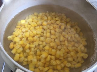 2、玉米烙,将玉米粒倒入沸水中