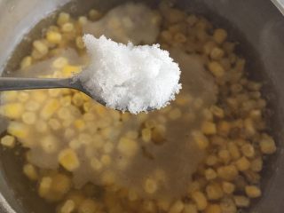 3、玉米烙,再加入糖，一起大火煮2-3分钟