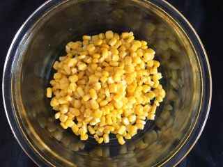 4、玉米烙,将玉米粒捞出