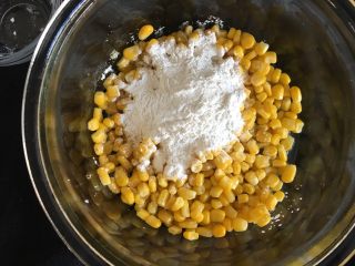 7、玉米烙,将其倒入玉米粒中搅拌