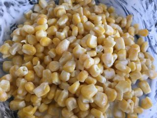 8、玉米烙,将每粒玉米粒裹上面粉