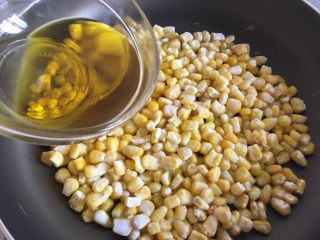 11、玉米烙,将刚才倒出的油倒入锅中