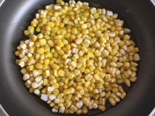 12、玉米烙,继续煎制3-4分钟