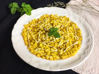 13、玉米烙,挤上沙拉酱，美味的玉米烙就完成了