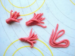 8、国色天香立体饼干,剩余的面团搓细条，反复折叠几下，顶端链接处切断，底部捏紧做花蕊。