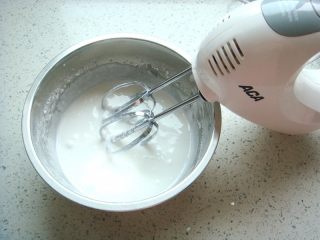 13、国色天香立体饼干,糖霜制作：半个蛋白倒入盆中，加入100克糖粉，滴入数滴柠檬汁，高速打至浓稠即可。（没有柠檬汁可用白醋代替）