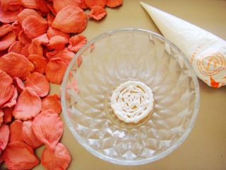 15、国色天香立体饼干,裱花袋剪小口，在饼干底挤上一层蛋白霜。