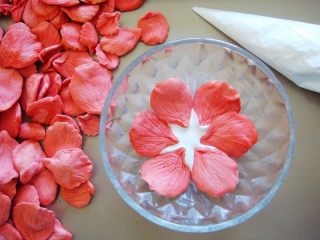 16、国色天香立体饼干,摆放上大号花瓣。